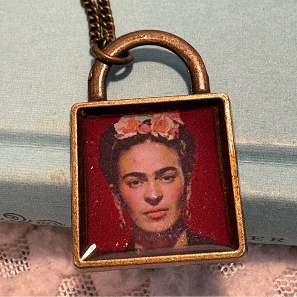 Frida Kahlo Antiqued Bronze High Gloss Portrait Pendant On Curb Chain - Picture 7 of 8